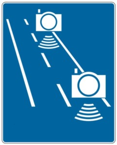 Początek drogi z odcinkowym pomiarem prędkości.